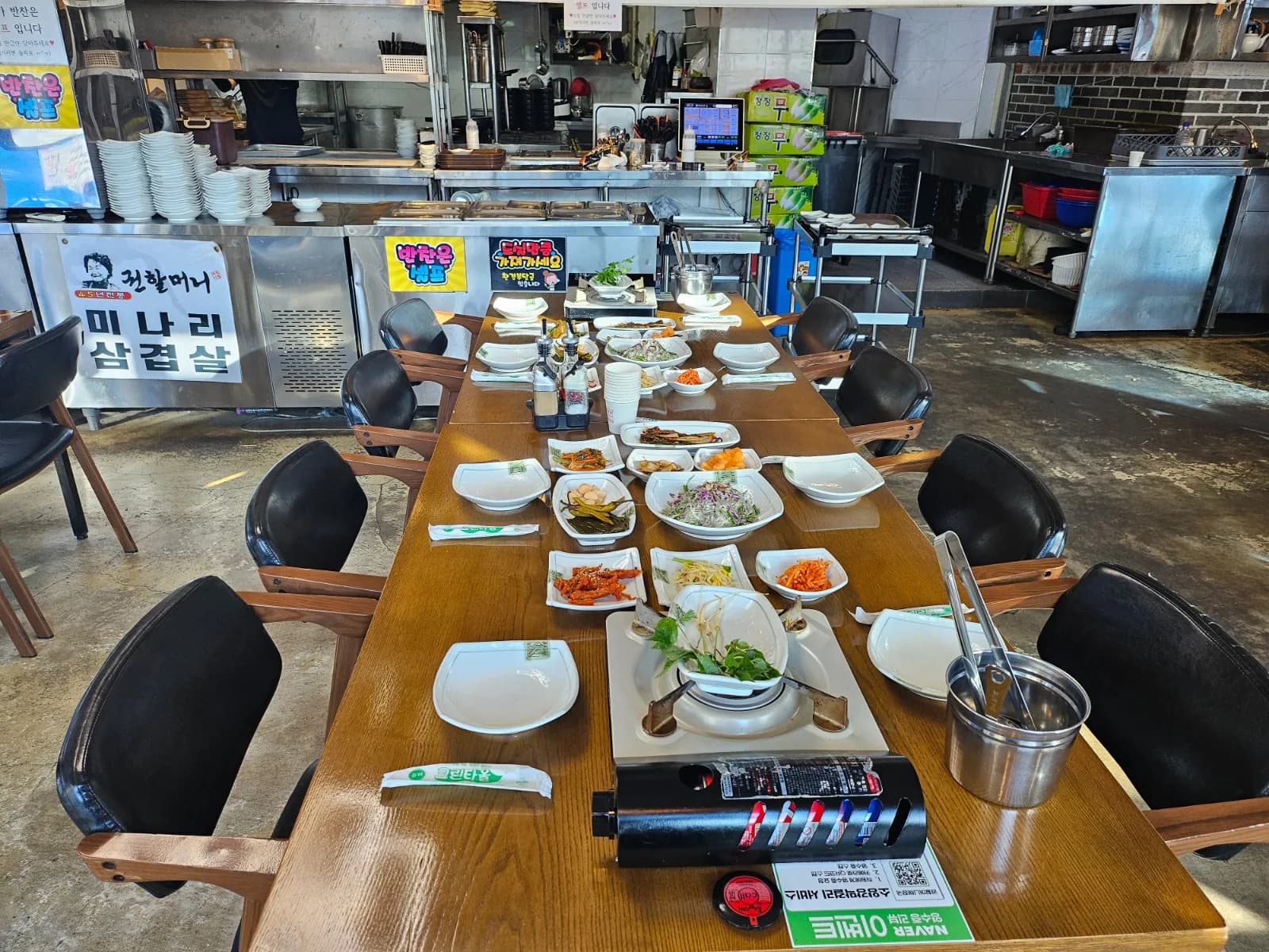 깔끔하게 세팅 완료된 권할머니 단체 예약석