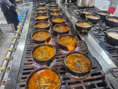 센 불로 진하게 우려낸 45년 전통 한우 시레기 해장국
