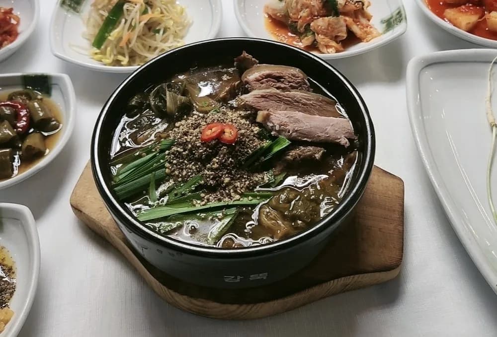 갓 끓인 흑염소탕과 밑반찬
