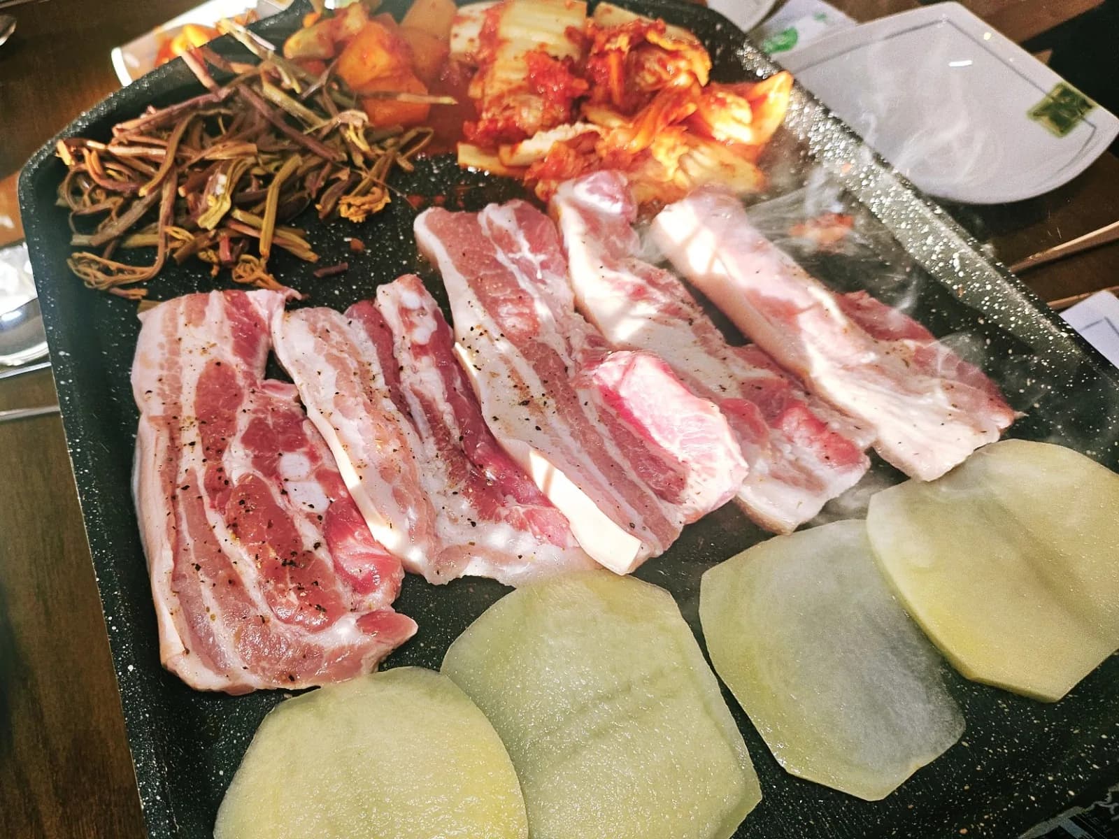 불판 위 완벽한 조화, 권할머니 삼겹살