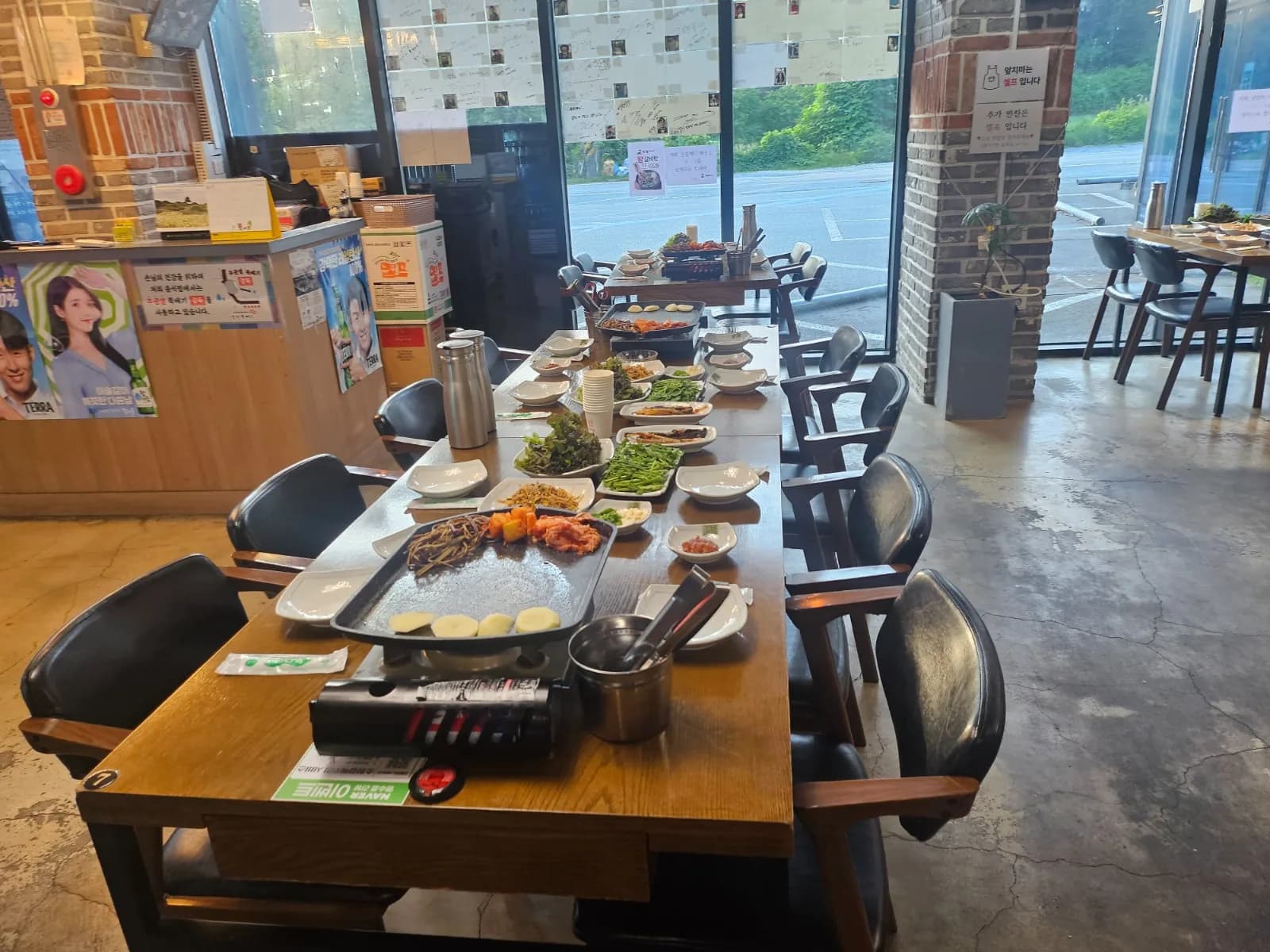 창가 자리 단체 예약석 고기 불판 세팅 완료