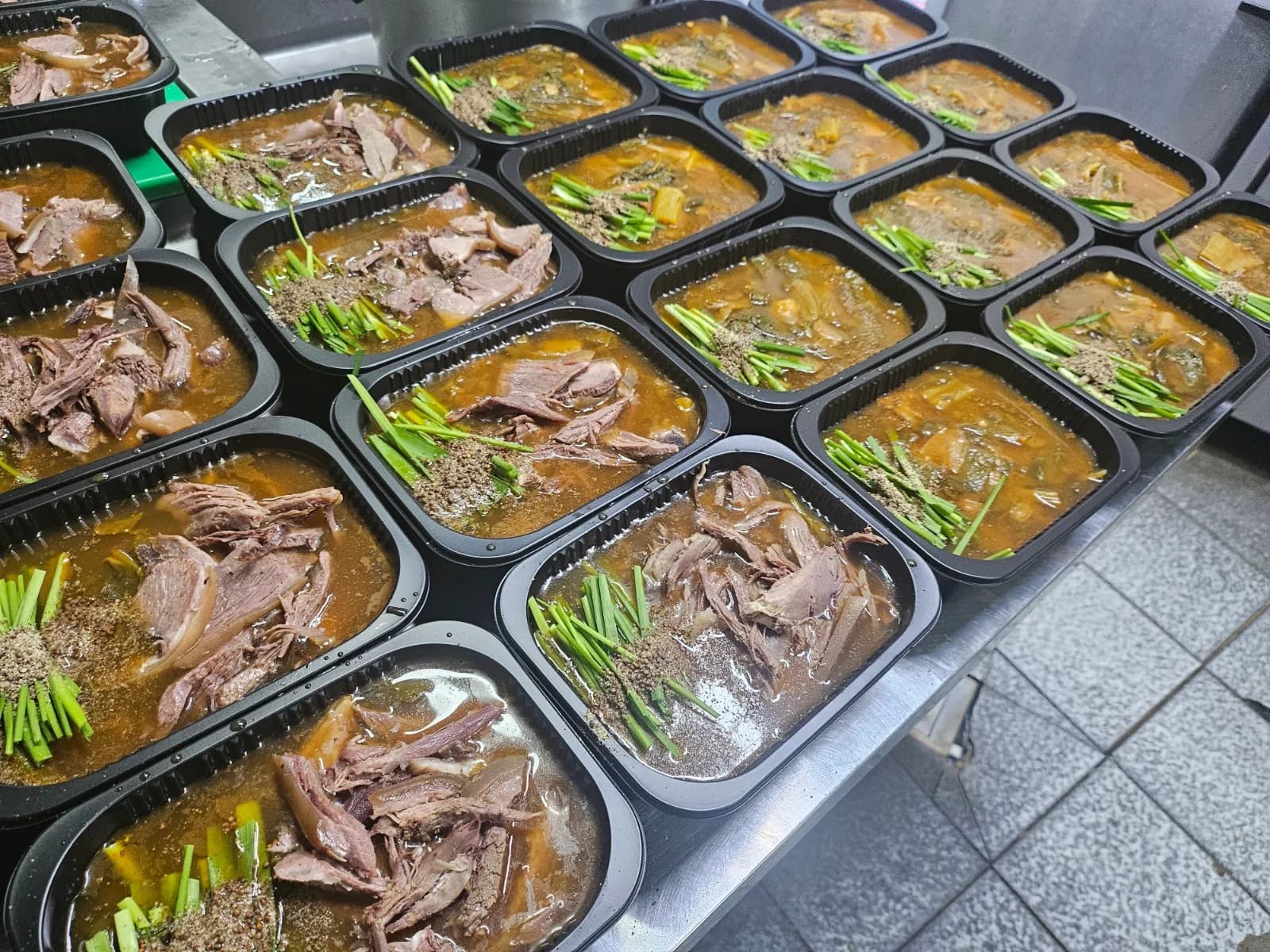 깔끔하게 준비 중인 권할머니 밀키트 모습