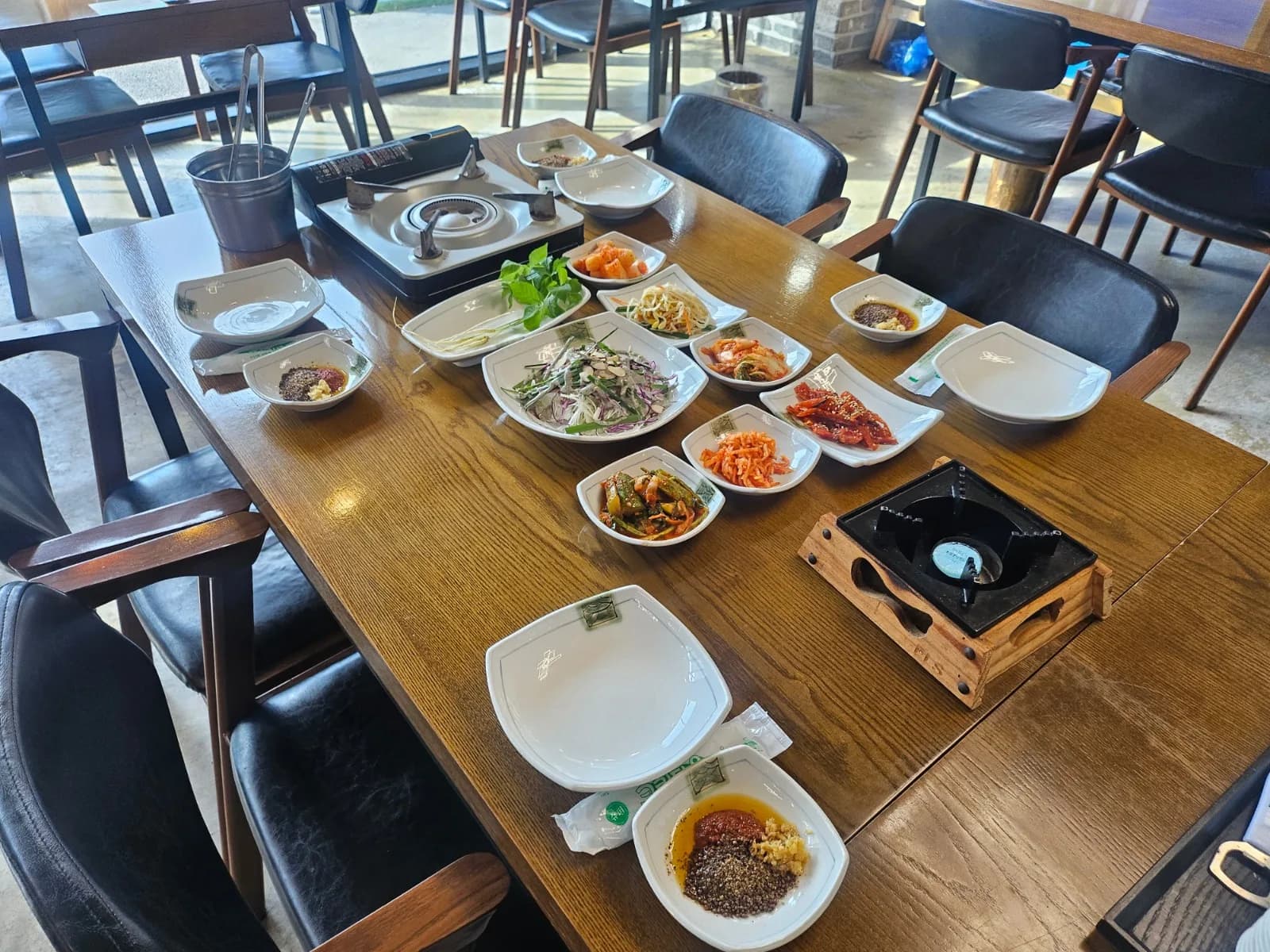 정갈하게 준비된 능이 흑염소 전골 상차림