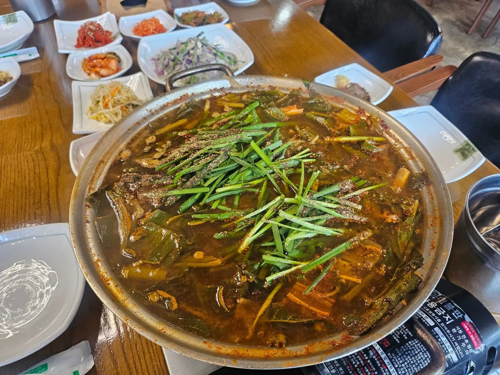 진한 국물이 일품! 능이 흑염소 전골