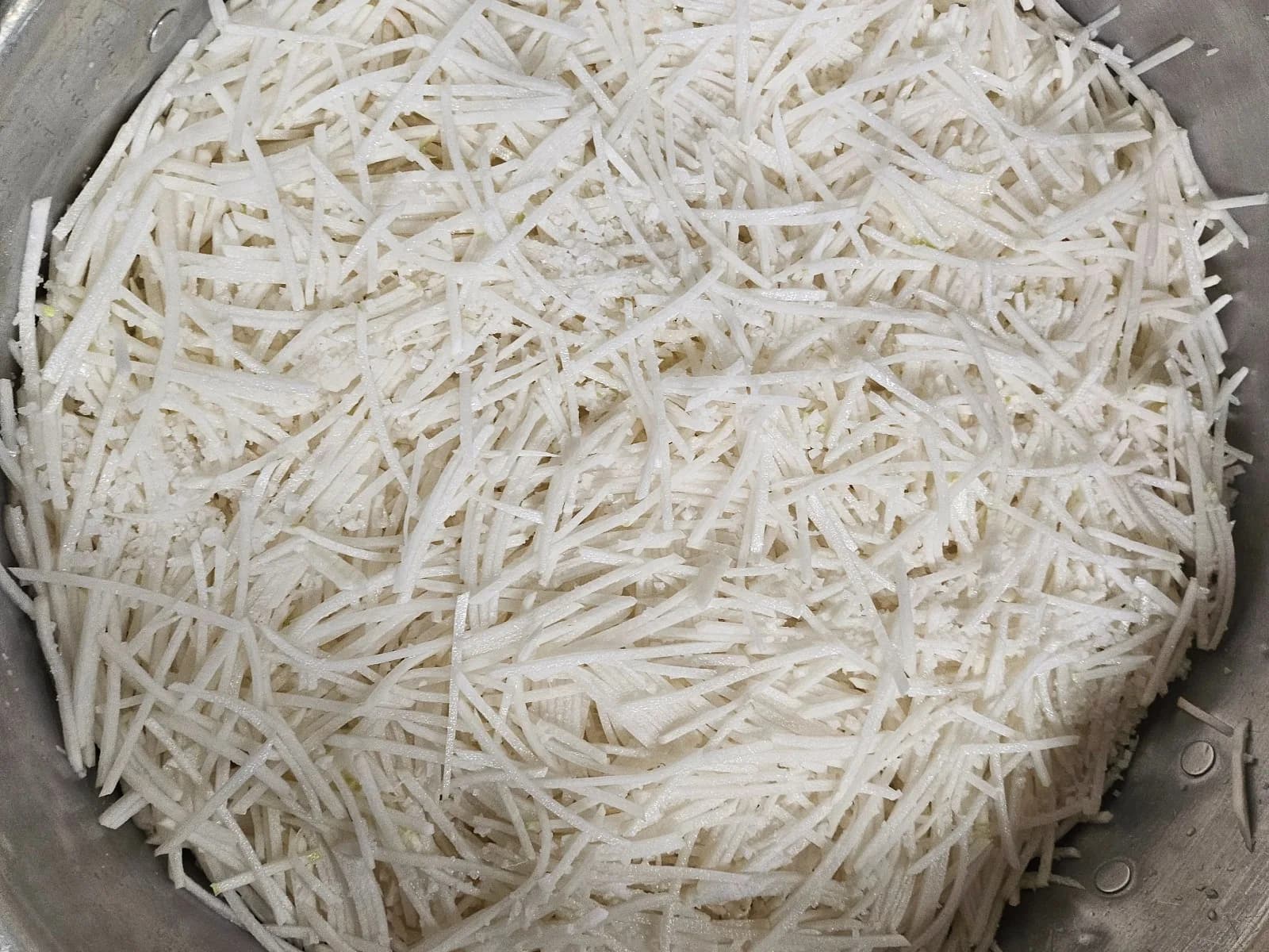 권할머니 식당, 아삭하고 신선한 무채 준비