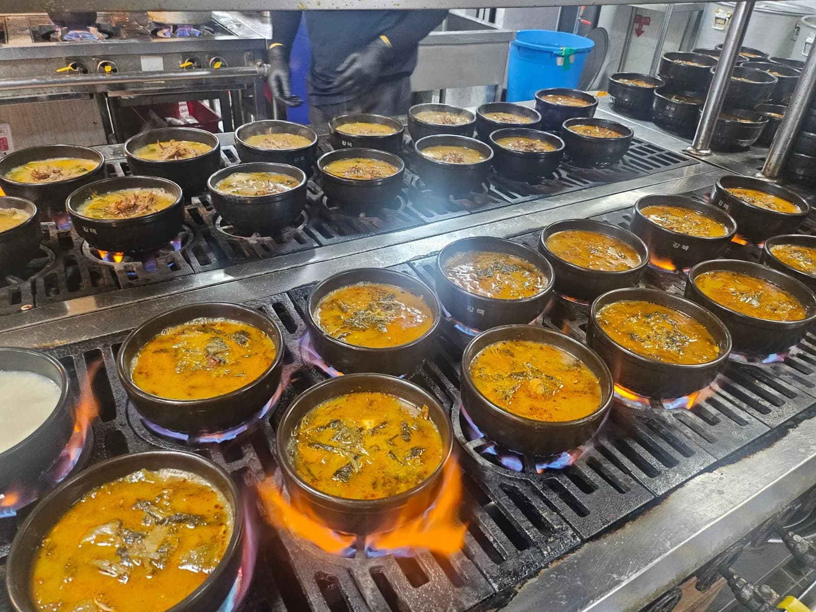 보글보글 맛있게 끓는 투뿔한우시래기 해장국