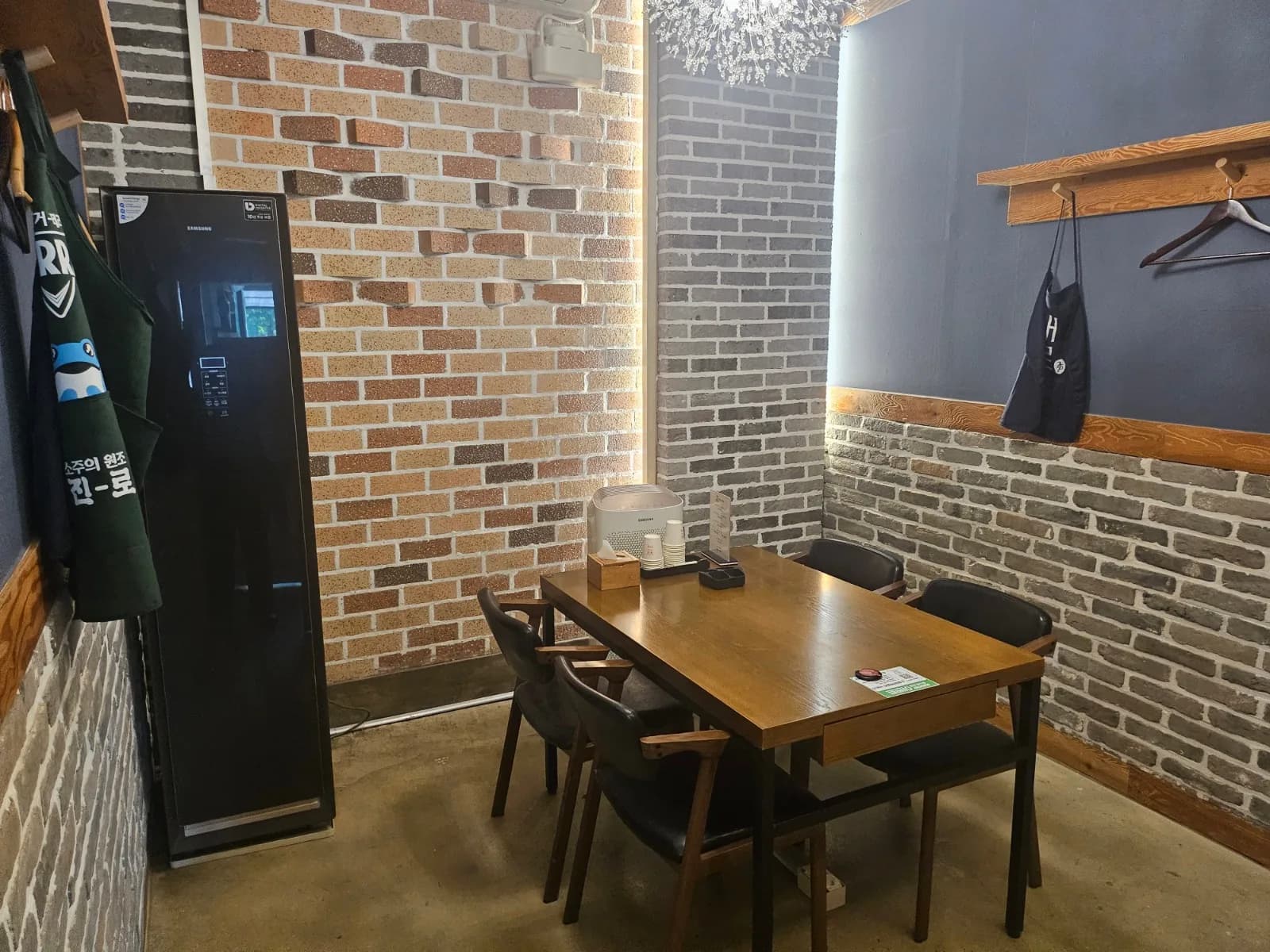 권할머니 식당, 아늑한 벽돌 벽 단체석