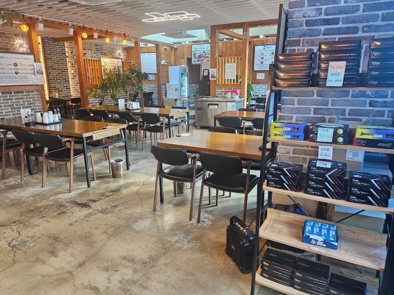 권할머니가 운영하는 편안한 매장 공간