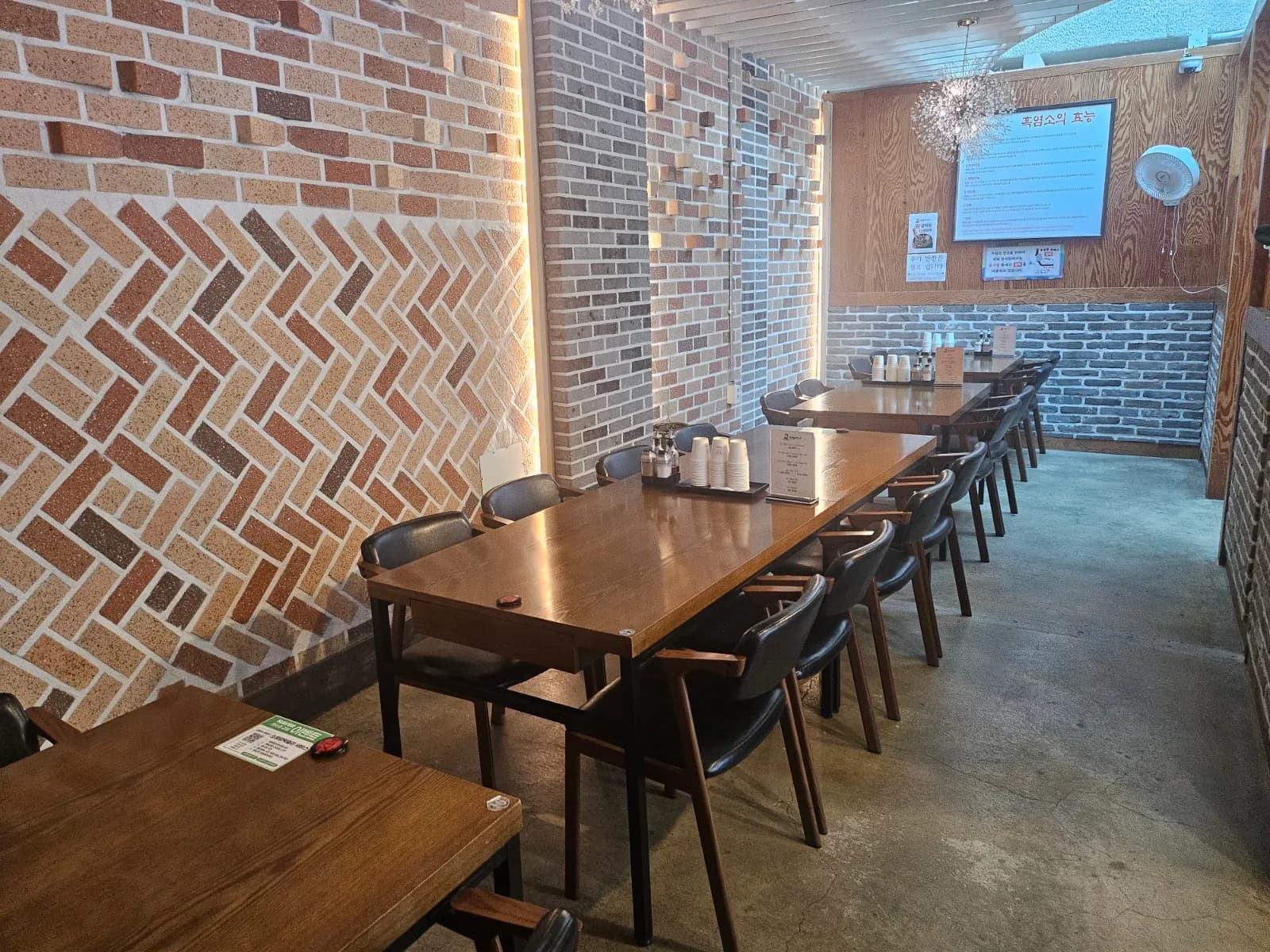 세련된 우드톤과 정갈한 공간, 권할머니 흑염소 보양식 전문점