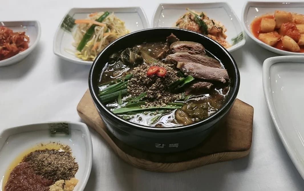 흑염소탕 한 상 차림