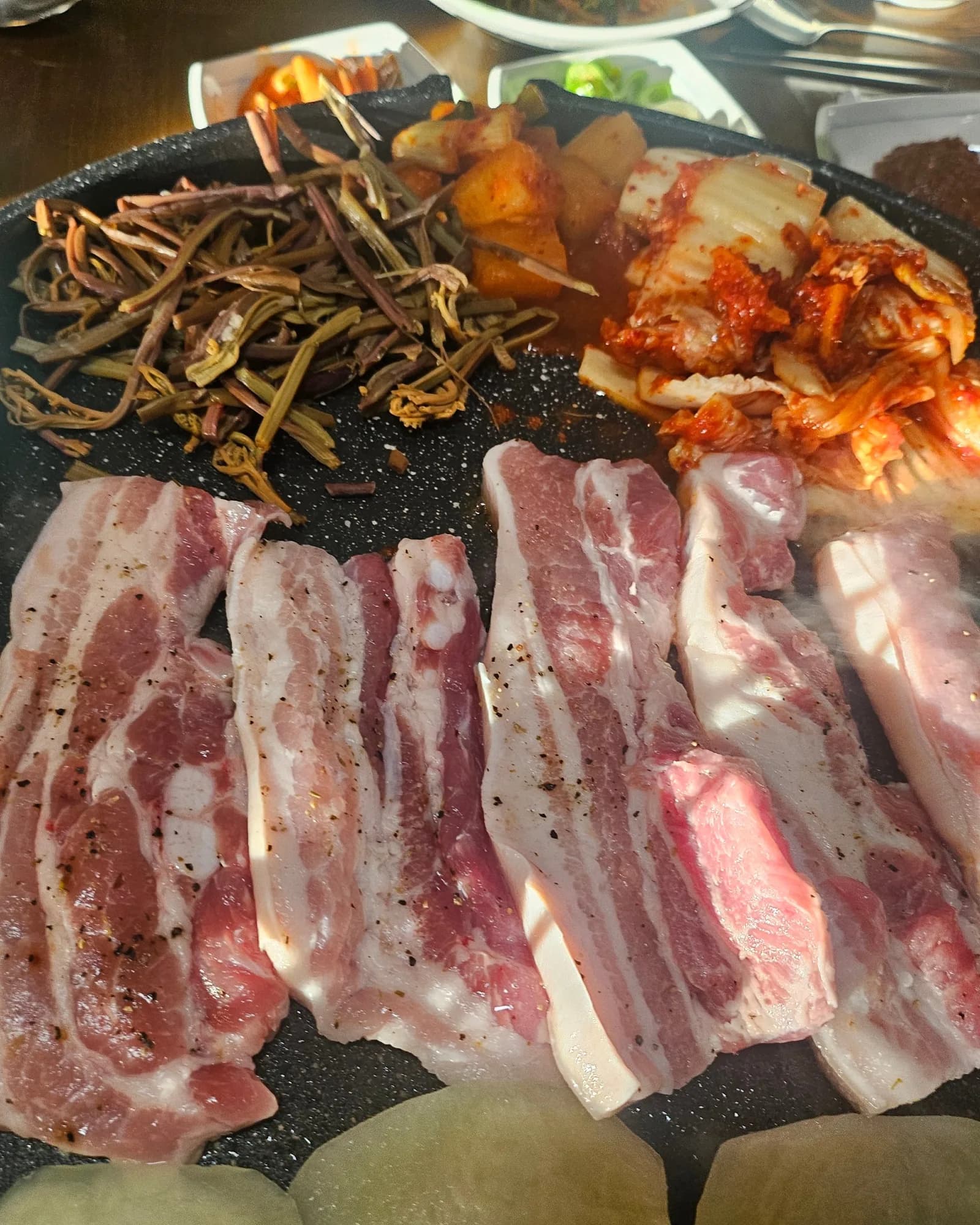 단체 회식 인기 만점! 향긋한 미나리와 고소한 삼겹살의 꿀조합